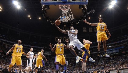 开云体育下载-_蓝天热气球赛：在空中遨游极限_，热气球飞上天空的视频