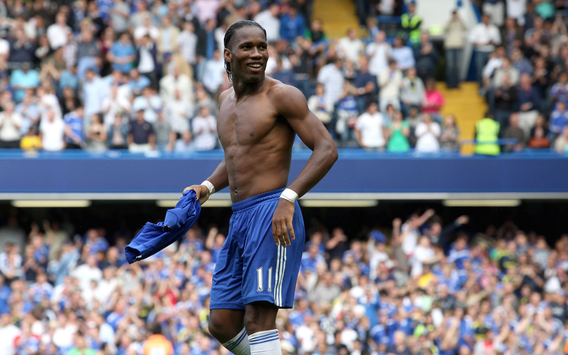 _城市天空漂移：在高楼间追逐速度_，漂浮在城市的天空