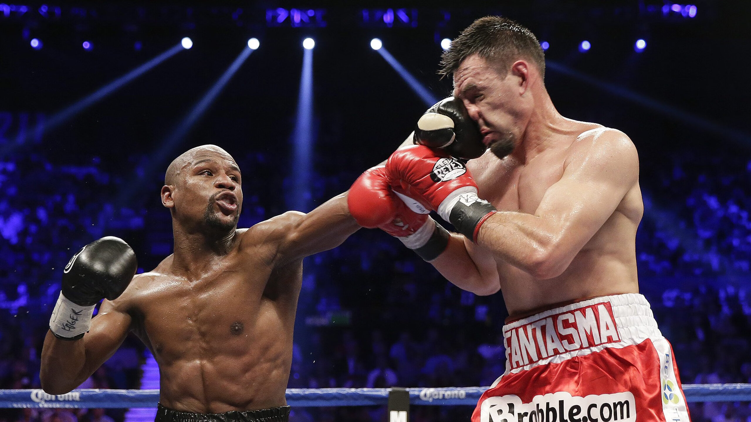 皇马持续领跑西甲，巴萨紧随其后，冠军争夺白热化，皇马完胜巴萨